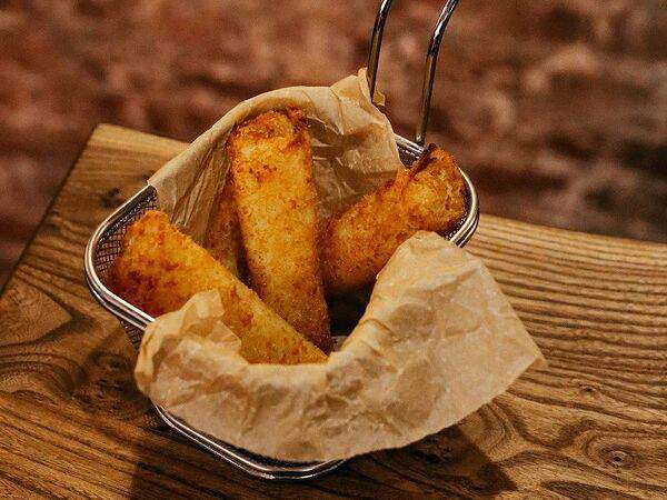 Saldens - Сырные палочки с брусничным соусом