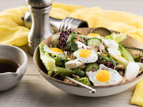 Залив - Салат с брынзой и перепелиным яйцом