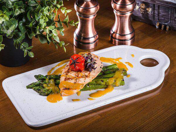 Мясной ресторан Ребро - Куриная грудка со спаржей на гриле и апельсиновым соусом