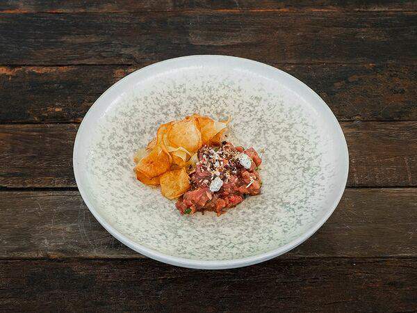 Гастробар Море - Тартар из теленка с картофельными чипсами