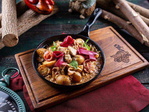 Дикая утка - Сковородка с куриным бедром, беконом и мини-картофелем