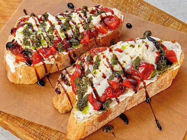 Эй, Джованни! - Брускетта со страчателлой и запеченным перцем