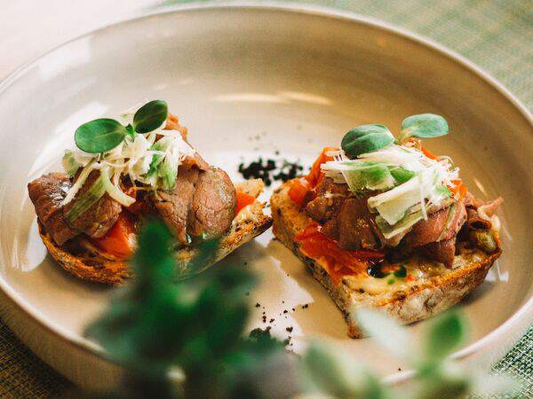 Тим Ян - Брускетта с говядиной Пастрами и каперсами