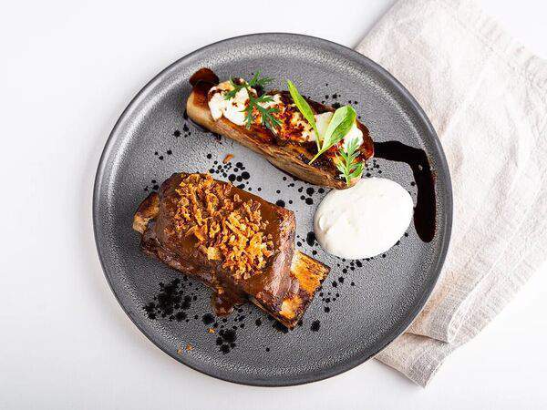 Red wall - Говяжье ребро мраморного бычка с печеным баклажаном