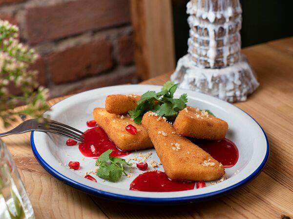 Ezo - Запечённый домашний сыр с хрустящей корочкой и ягодным соусом