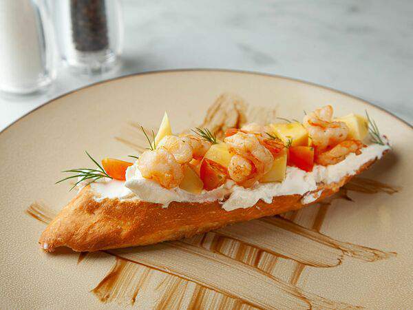 Вкусняхи - Брускетта с креветками и манго