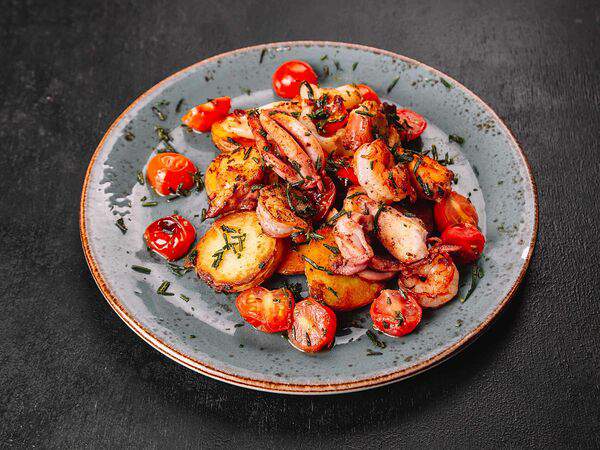 Krevetka Seafood - Жареные морепродукты с картофелем