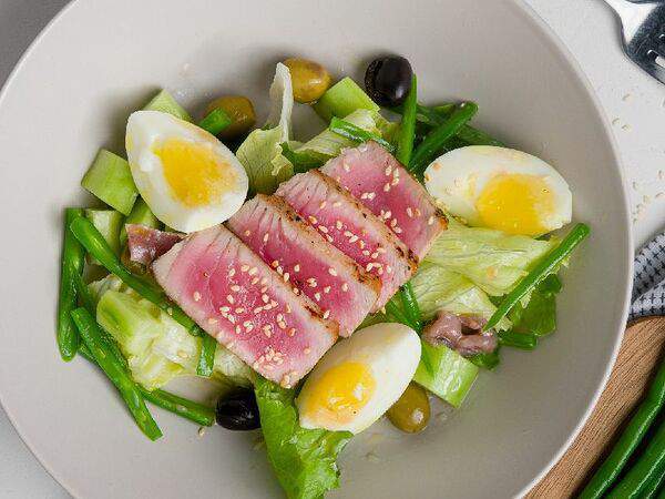 Urban Eda - Салат Нисуаз со свежим тунцом