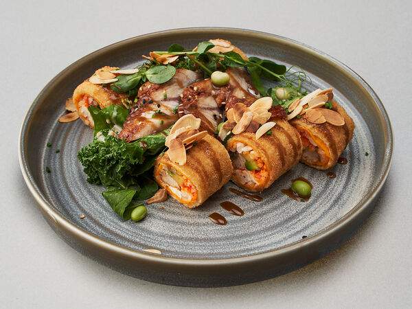 Mojo - Ролл-салат с сашими из угря и роллом темпура