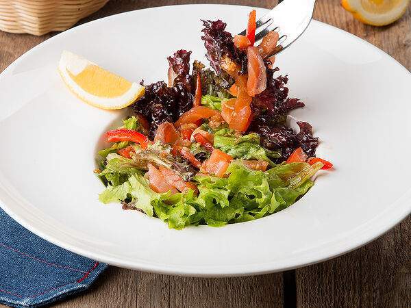 Grey Bear Pub - Салат с семгой и кальмаром