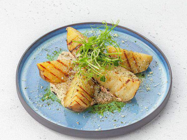 AVO Kitchen & Bar - Печеный картофель с русским соусом