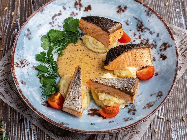 Jager restopub - Запеченный лосось с горчичным пюре