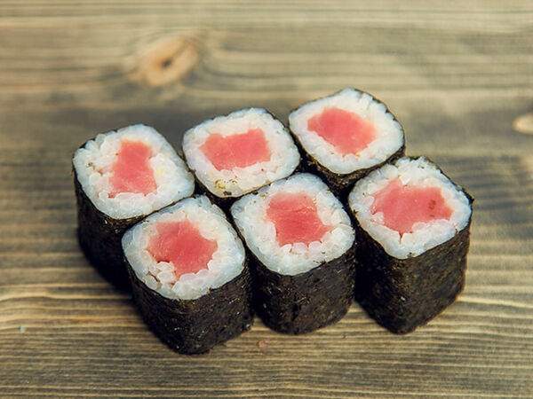 Неместные. Доставка еды и напитков - Ролл с тунцом