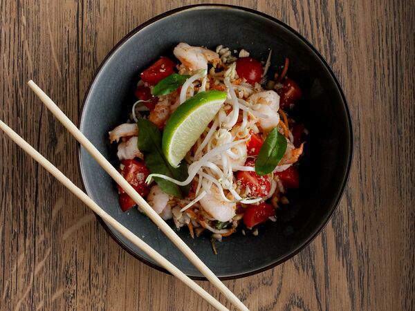 Maru - Тайский салат Сом Там с тигровыми креветками