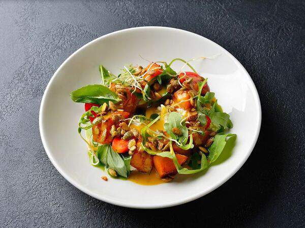 Ресторан Чеснок - Салат из печеной тыквы со Страчетеллой и попкорном из тыквенных семечек