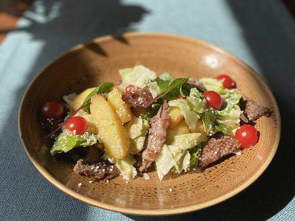 Хуторок на Пушкина - Тёплый салат с говядиной и запечённым картофелем