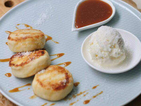 2A Concept. Coffee, Cake & Shop - Сырники с карамельным соусом и пломбиром