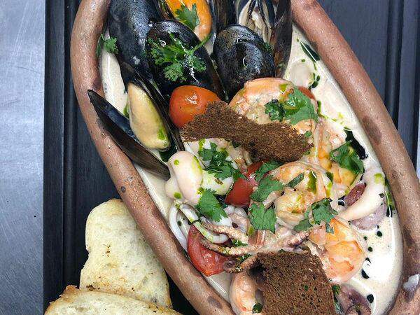 Dadli - Морепродукты в сливочном соусе с томатами и кинзой