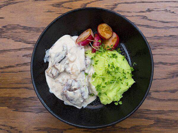 Столица деревень - Скоблянка из лося с белыми грибами томленая в домашних сливках на мятом картофеле с базиликом и жареным редисом