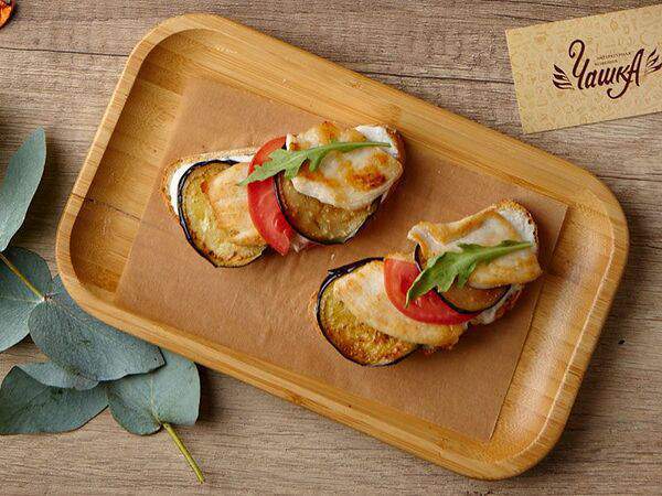 Чашка - Брускетты с курицей и баклажанами