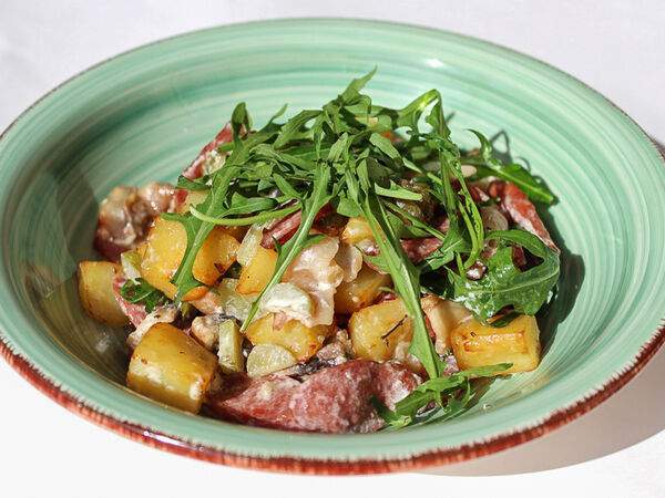 Пусан - Салат с беконом и колбасками теплый