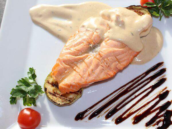 Диканька - Филе семги, припущенное в белом вине под соусом Шампань