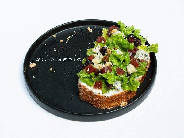 Saint Americano - Брускетта с дорблю и пряной сливой