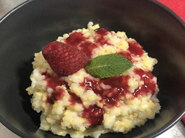 Кофейня Зеленая Улица - Каша Дружба молочная с пюре из свежих ягод с топлёным маслом