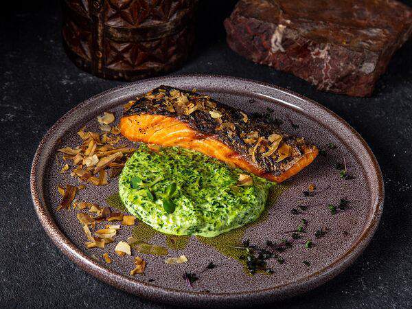 B3 - Филе сёмги на гриле со сливочным шпинатом