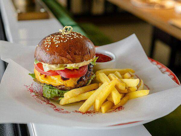 R14 - Фирменный бургер с картофелем фри