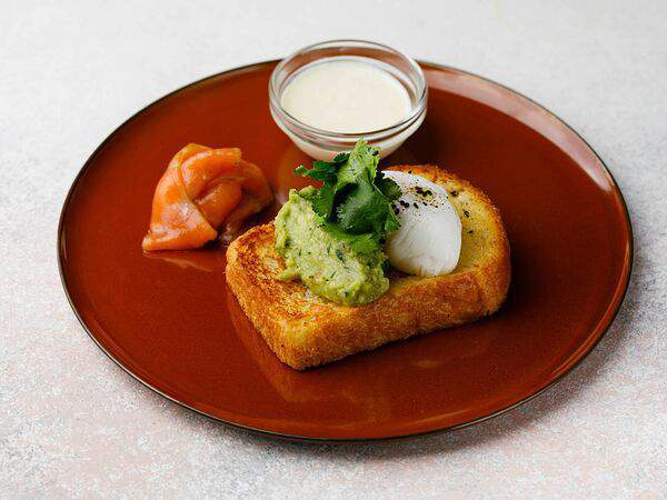 Гости - Бриошь с лососем, гуакамоле и яйцом пашот