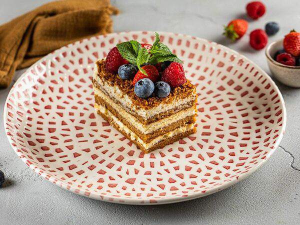 Fish Box - Медовый торт со свежими ягодами