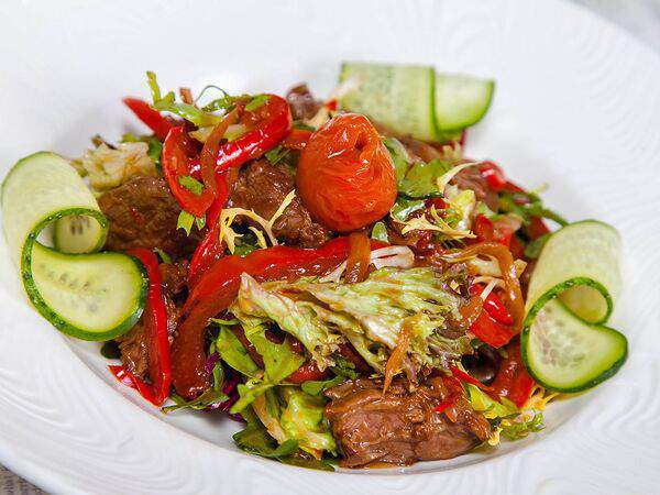 Ресторан фазенда - Теплый салат с пикантной говяжьей вырезкой