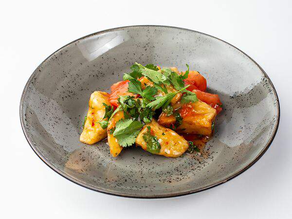 Персонажи - Салат с карамелизированными баклажанами и томатами