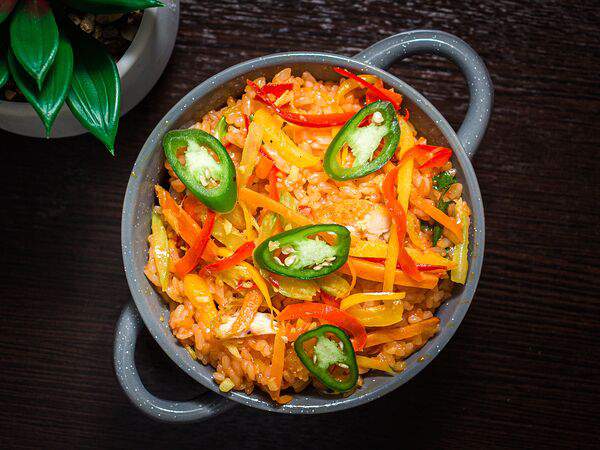 Суши бай Б - Рис с курицей и соусом сладкий Чили