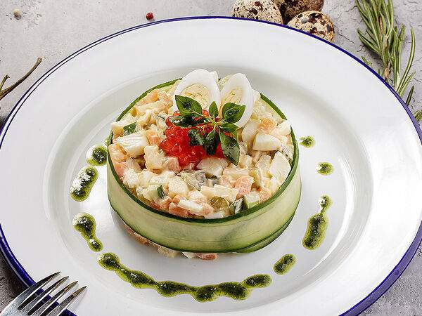 Кафе Кухня - Салат Оливье с копченой семгой и икрой