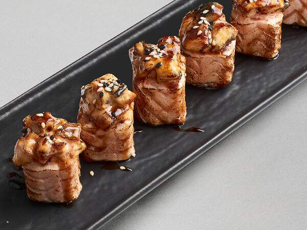 Mojo - Ролл с лососем и угрем опаленный