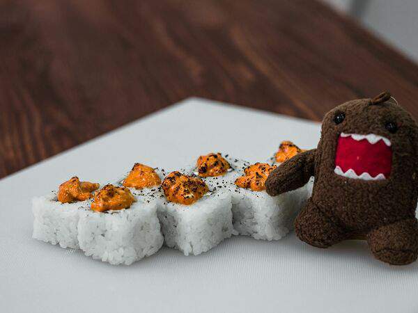 Акина суши - Запечённый ролл Рюкоку (острый ролл)