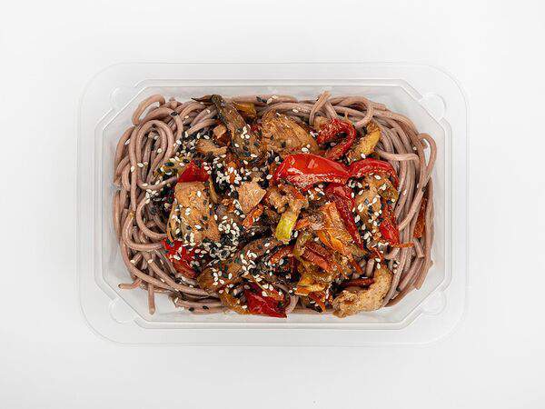 Кухня Рядом - Свинина Стир-фрай с овощами и кунжутом с лапшой соба