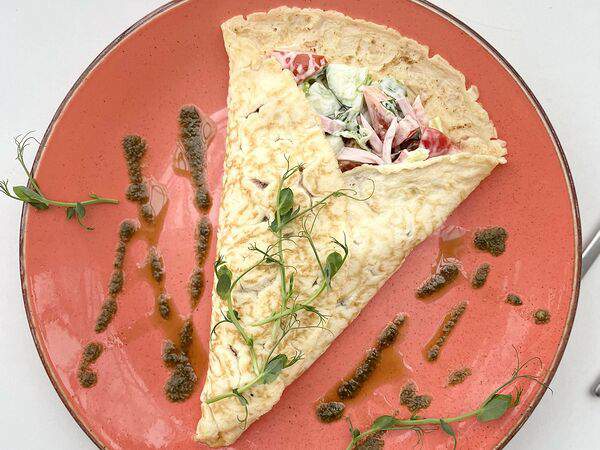 Family kitchen - Овощной салат с салями в омлете