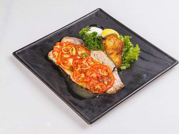 Резиденция королей - Филе карпа, запеченное с помидорами и картофелем