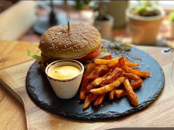 Кабинет - Бургер с телятиной и картофелем фри