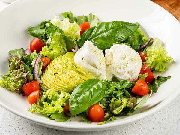 АндерСон - Большой салат с бурратой, авокадо, помидорами на листьях зеленого салата