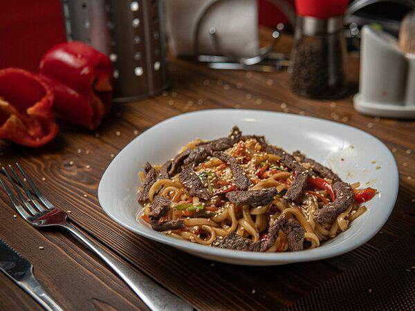 Bizon Grill Café - Лапша или рис с говядиной и овощами