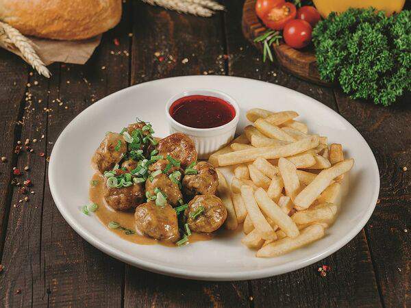 Хлебные истории - Шведские фрикадельки с картофелем фри и клюквенным соусом