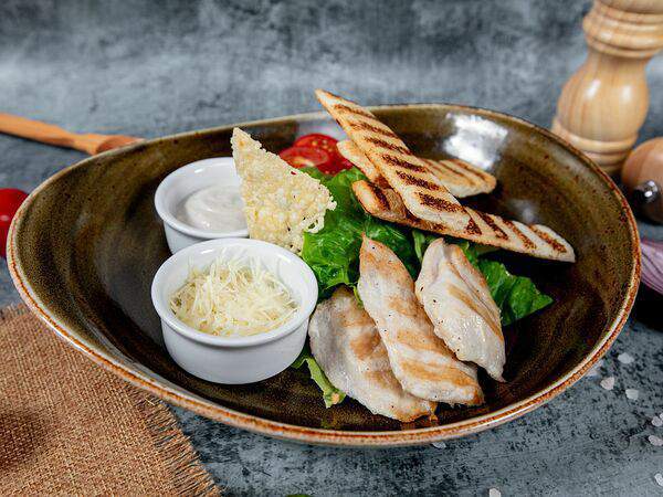 Liga Pub - Салат Романо с курицей гриль и соусом из анчоусов