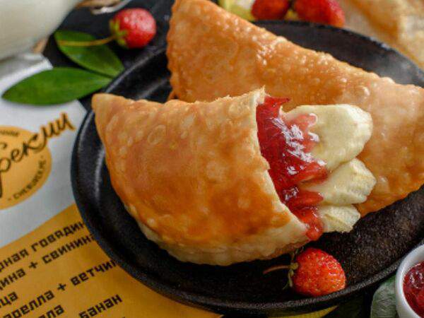ЧебурекМи - Чебурек с клубникой и бананом