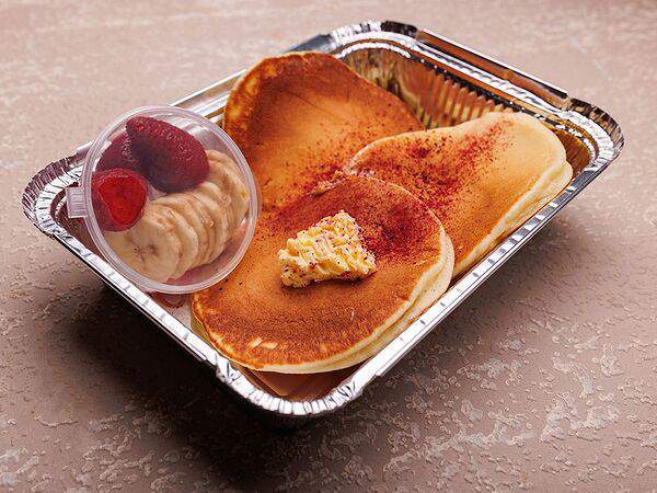 Завтрак - Панкейки с кленовым сиропом и ягодами