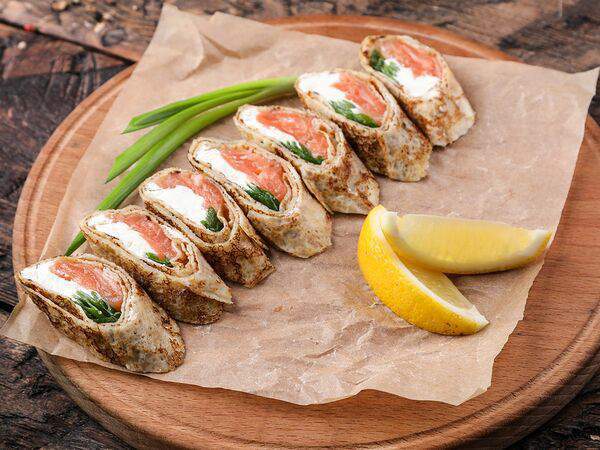 Большие Тарелки - Рулетики с лососем и сливочным сыром