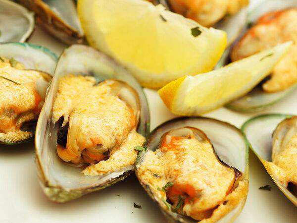 Раковаръ - Мидии киви, запечённые под сырной корочкой, с зеленью